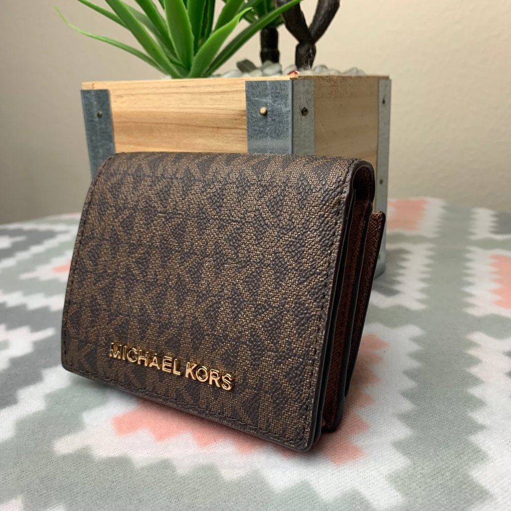 Michael Kors Jet Set Travel Medium Carryall Wallet